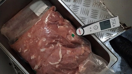 În atenția consumatorilor! Sute de kilograme de carne contaminată au fost găsite la raft