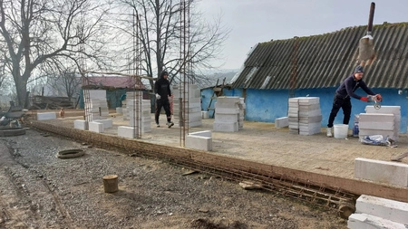 Gest impresionant al unui preot din Iași: acesta ridică o casă pentru patru copii care trăiesc în condiții extreme