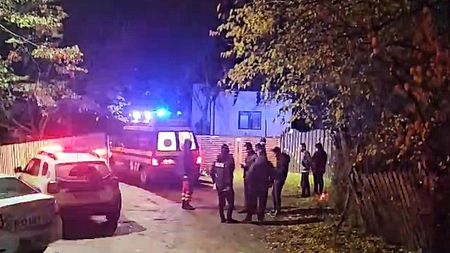 O femeie găsită rănită în grădina casei, și-a dat ultima suflare în drum spre spital
