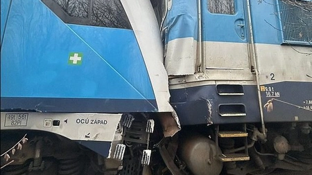 Două trenuri au intrat în coliziune! Au fost înregistrate zeci de persoane rănite!