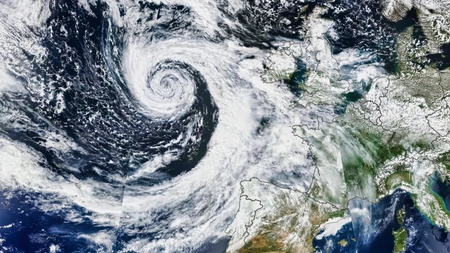 România, sub impactul unui ciclon arctic! Ninsori abundente, viscol puternic și risc ridicat de avalanșe.