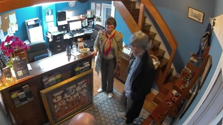 O femeie a furat 8 sticle de vin dintr-o cramă de lux! Riscă până la 50 de ani de închisoare!