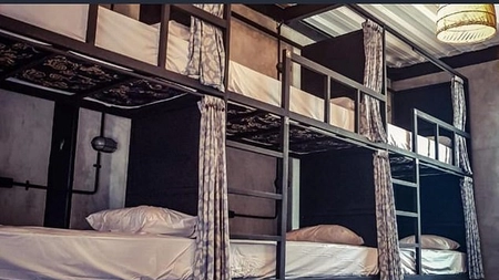 Nereguli mari la un hostel! O femeie a murit, iar alți 10 turiști au ajuns la terapie intensivă din cauza unei intoxicații