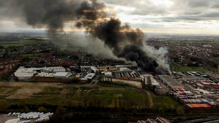 A luat foc un depozit de artificii în apropierea a 3 școli! Momentan nu se cunoaște cauza izbucnirii