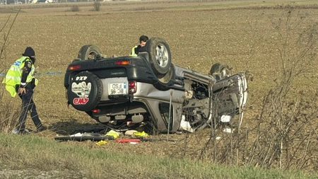 Accident rutier! O mașină s-a răsturnat și a ieșit de pe carosabil
