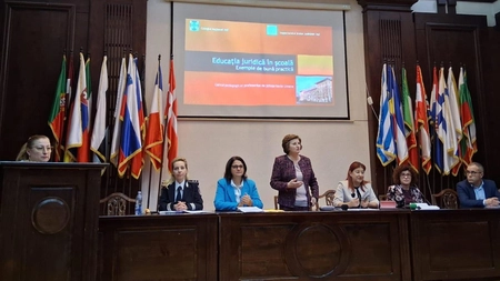 Profesorii ieșeni învață cum să aplice educația juridică în școli