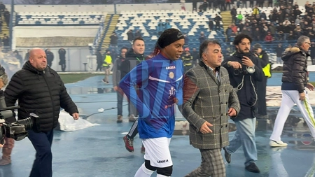 Meciul anului la Iași! Ronaldinho a intrat pe stadionul din Copou alături de alți fotbaliști legendari