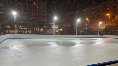 S-a deschis patinoarul din Piața Unirii. Iată care sunt tarifele
