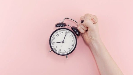 Vrei să știi ce înseamnă când te uiți la oră fixă? Află toate detaliile?