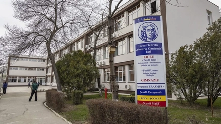 În curtea Liceului Teoretic „Dimitrie Cantemir” din Iași se construiește „Biblioteca Vie”. Elevii vor citi în aer liber