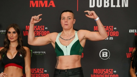 O luptătoare de MMA a fost arestată după ce a atacat 2 polițiști! Incidentul s-a produs chiar la bordul unui avion