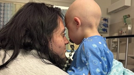 O mamă a crezut că fiul ei are doar un ochi învinețit de la joacă. Medicii au descoperit 18 tumori în corpul copilului