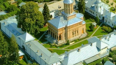 Mănăstirea cu trei altare, locul unic în România unde se săvârşesc minuni