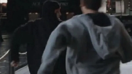 Nepalez venit la muncă în România, jefuit de doi tineri! L-au amenințat cu cuțitul și i-au furat banii!