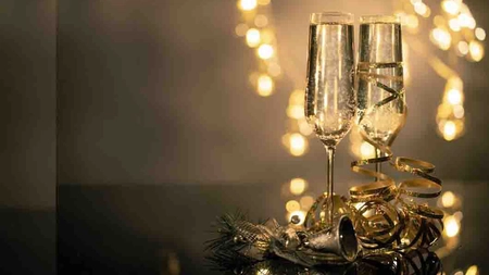 Noaptea dintre ani în doi - cum să planifici un Revelion de neuitat pentru tine și partenerul tău