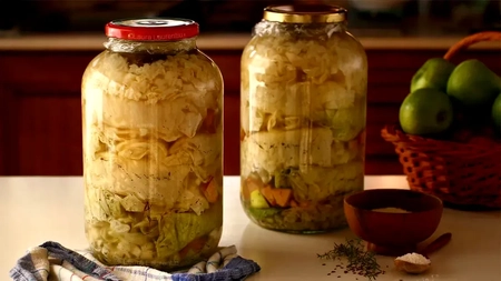 Trucul genial al gospodinelor. De ce se adaugă aspirină în varza murată