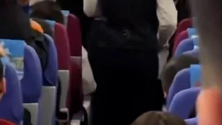 Scandal uriaș provocat de o femeie însărcinată într-un avion! A țipat timp de o oră