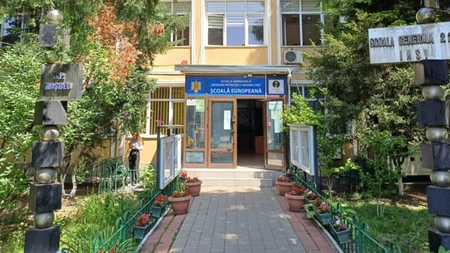 O ceartă între doi elevi a pornit un scandal într-o școală din Iași. O mamă acuză profesoara de muzică de abuz emoțional prin simularea unei săli de judecată chiar în timpul orei