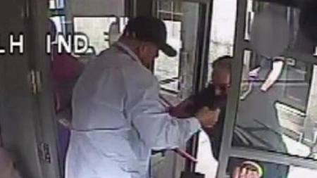 Scandal de proporții într-un mijloc de transport în comun! Un șofer de autobuz a abuzat un pensionar