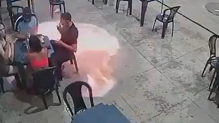 Moment de inconștiență! O țigară aprinsă a provocat o explozie într-o benzinărie