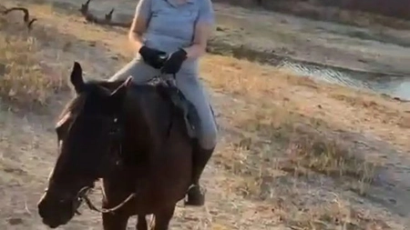 O turistă a fost atacată de un leu în timp ce călărea într-un safari! A fost mușcată de gât și a suferit multiple fracturi