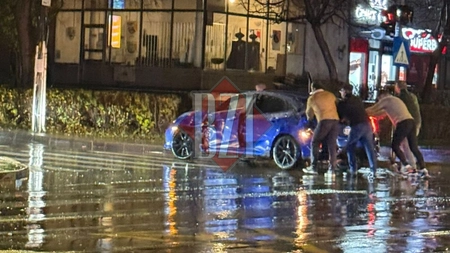 Accident rutier în municipiul Iași! Un autoturism și un autobuz au intrat în coliziune