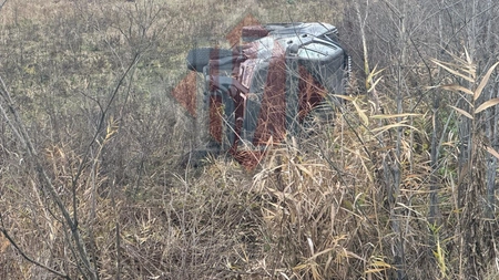 Accident rutier în comuna Victoria. Un autoturism s-a răsturnat în câmp - UPDATE