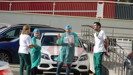 Angajații Spitalului „Sf. Maria” Iași continuă să iasă în curtea unității purtând echipament medical, la o lună de la tragedia din ATI