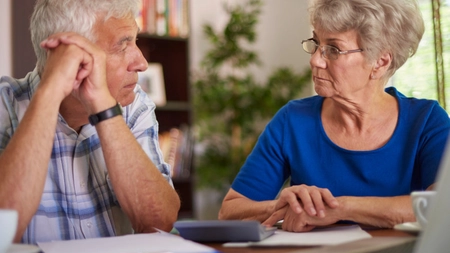 Românii își retrag masiv banii din Pilonul II ca să evite noua taxă de 10% CASS