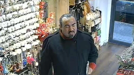 Ieșenii trag un semnal de alarmă! Acest bărbat recalcitrant cere bani și intimidează persoane prin magazine