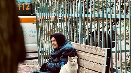 Bătrâna uitată de lume, surprinsă cu singurul suflet care n-a abandonat-o!