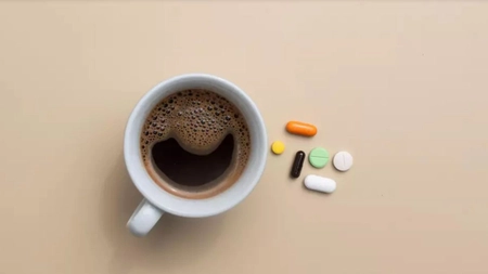 Cele 10 medicamente care nu trebuie combinate cu cafeaua. Ce efecte periculoase poate provoca cofeina