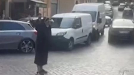 Călugăriță în adidași face ordine în trafic: „Joc rolul polițistului rutier”