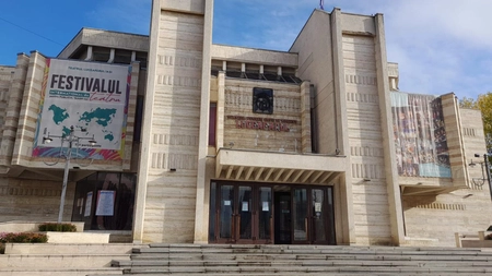 Clădirea Teatrului „Luceafărul” nu a fost renovată niciodată în aproape 40 de ani de funcționare. De mai bine de un deceniu se așteaptă finanțarea de la Consiliul Județean Iași