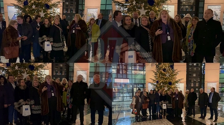 Emoționant și spectaculos! Europarlamentarul român Diana Șoșoacă alături de echipa sa într-un moment maxim! Au colindat în Parlamentul European și în fața Catedralei Notre - Dame din Strasbourg