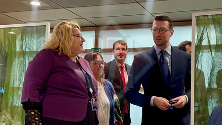 Favoritul la câștigarea alegerilor prezidențiale în Franța, Jordan Bardella alături de Diana Șoșoacă, europarlamentar român, în Parlamentul European - EXCLUSIV