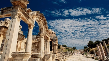 Vrei să vizitezi Efes, Turcia? Iată tot ce trebuie să știi despre acest loc. Aici găsești una dintre cele Șapte Minuni ale Lumii Antice!