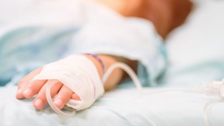 O fetiță de 2 ani a murit în brațele tatălui, la scurt timp după externare! Cum au reacționat reprezentanții spitalului