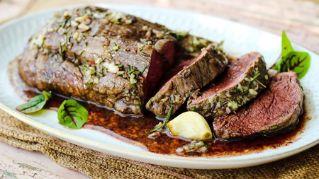 Cea mai bună friptură de vită la cuptor cu sos de usturoi. Iată care este rețeta și care este modul de preparare!