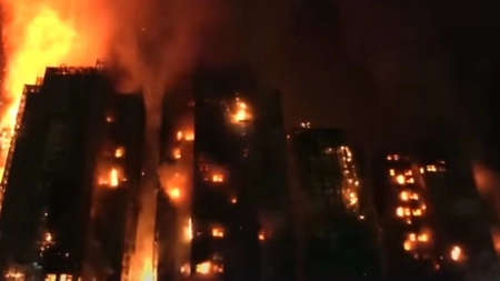 Incendiu devastator în Hong Kong! Un complex rezidenţial de zgârie-nori este cuprins de flăcări. Mai multe persoane sunt blocate înăuntru