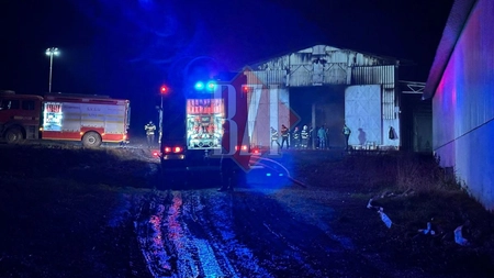 Incendiu violent la Iași! O hală cu utilaje agricole a fost cuprinsă de flăcări. Mai multe echipaje de pompieri intervin. Risc de explozie - UPDATE