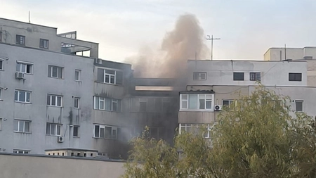 Incendiu pe strada Sfântul Lazăr. Balconul unui apartament a fost cuprins de flăcări