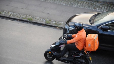 Incident cu un livrator! Ce i-a cerut unui client după predarea comenzii. Solicitarea a stârnit revoltă online