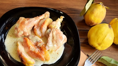 Mâncare de gutui cu sos de caramel – Rețetă simplă și delicioasă pentru un preparat inedit