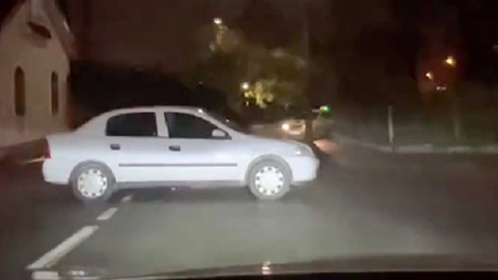 Situație stranie pe o stradă din Iași! Cum a ajuns o mașină fără șofer în mijlocul drumului: „Putea pune pe cineva în pericol”