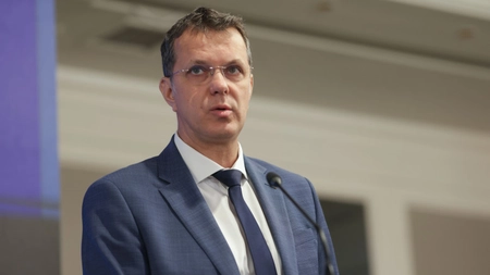 Ministrul Apărării și studiile! O universitate a negat că ar fi fost vreodată student acolo, cealaltă spune că a absolvit doi ani într-unul