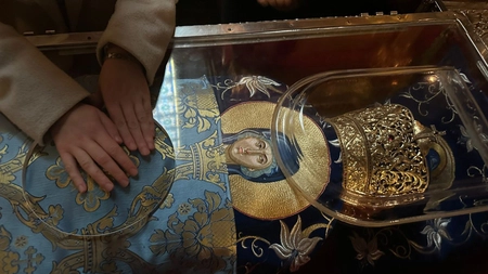 Puțini știau că un blestem a făcut ca moaștele Sfintei Cuvioase Parascheva să rămână intacte timp de aproape 400 de ani! Veșmintele cu care au fost aduse de la Constantinopol se mai păstrează și astăzi