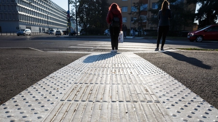 Trecerile pentru pietoni semaforizate din Iași vor avea montate dispozitive acustice pentru nevăzători! Primăria a semnat contractul pentru furnizarea echipamentelor