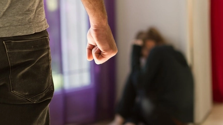 România ia măsuri după valul de femiciduri. Oricine încalcă un ordin de protecție va fi prezentat imediat procurorului