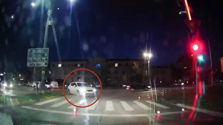 Așa se conduce în Iași! Ce a fost în stare să facă un șofer pe o trecere de pietoni, doar pentru a-și parca mașina